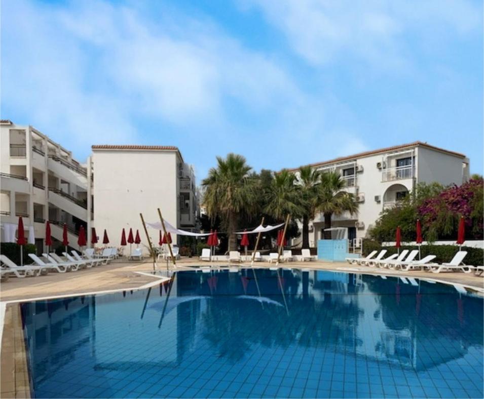 Amore Hotel Apts Paralimni Esterno foto